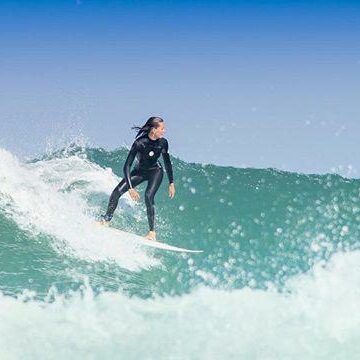 young girl in the middle of a surf lesson in Biscarrosse in the Landes